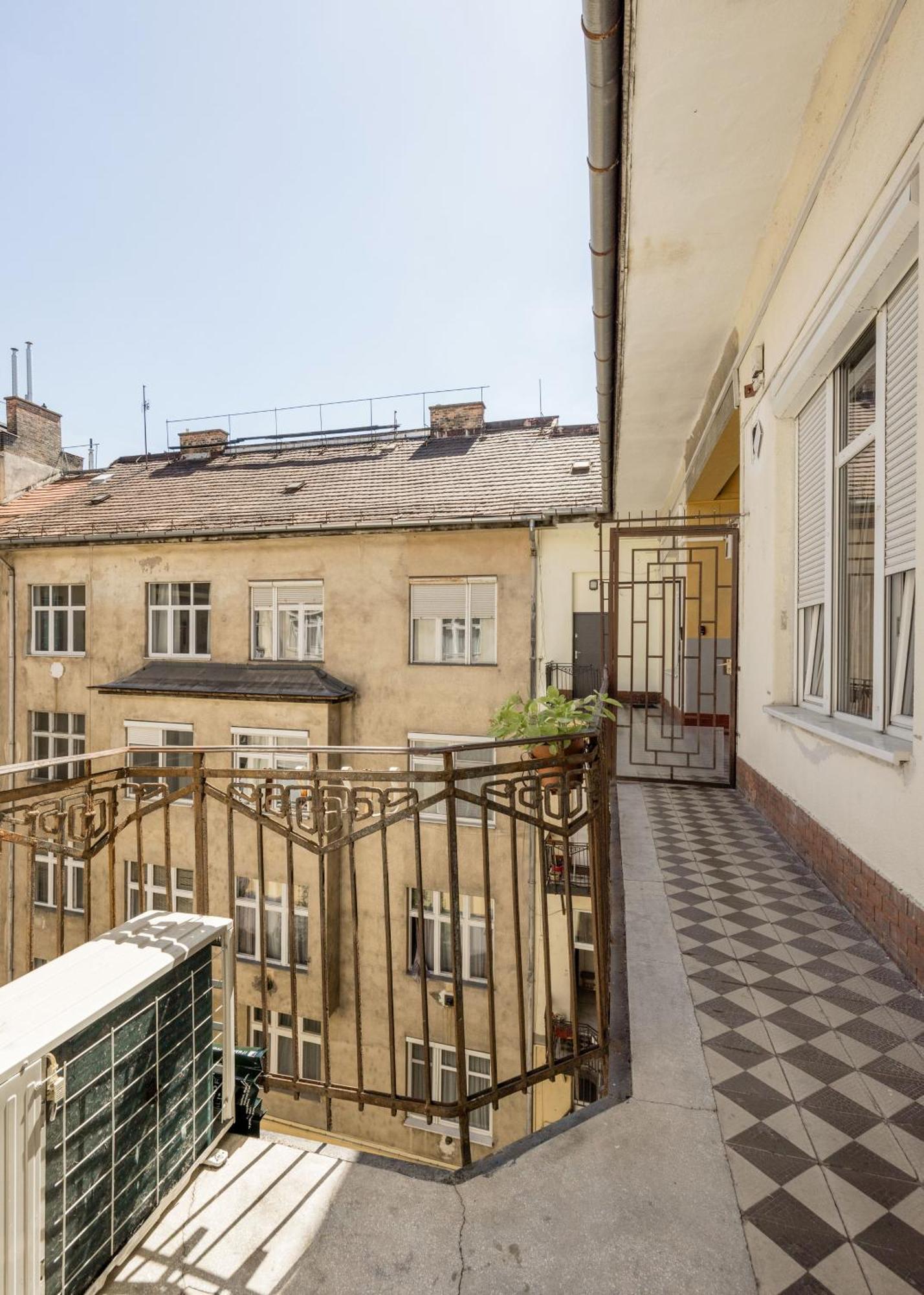 Dream In Budapest-steps To Buda Eye & Fashion Street *